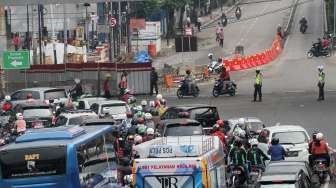 Sejumlah kendaraan melintas di kawasan Jalan Matraman , Jakarta, Jumat (21/7).