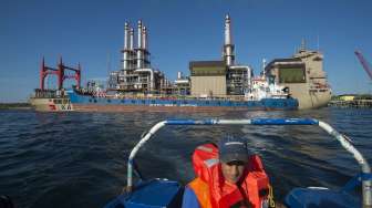 Kapal pembangkit listrik terapung Karadeniz Powership Gokhan Bey beroperasi di perairan Bolok, Kupang, NTT, Kamis (20/7).