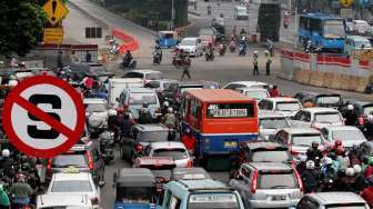 Sejumlah kendaraan melintas di kawasan Jalan Matraman , Jakarta, Jumat (21/7).