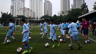 Pelatihan anak-anak dalam QNETCity Coaching Clinic di Lapangan Pertamina Simprug, Jakarta, Sabtu (22/7).