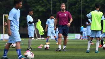 Pelatihan anak-anak dalam QNETCity Coaching Clinic di Lapangan Pertamina Simprug, Jakarta, Sabtu (22/7).