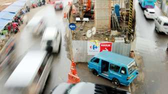 Pembangunan proyek depo Mass Rapid Transit (MRT) di Lebak Bulus, Jakarta, Senin (24/7).