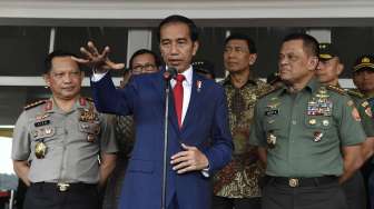 Presiden Joko Widodo didampingi Panglima TNI Jenderal TNI Gatot Nurmantyo, Menko Polhukam Wiranto, dan Kapolri Jenderal Pol Tito Karnavian menghadiri acara pembekalan kepada calon perwira remaja (Capaja) Akademi TNI dan Polri tahun 2017 di Mabes TNI, Cilangkap, Jakarta, Senin (24/7). 