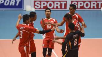 Tim voli Indonesia melawan tim voli putra Arab Saudi dalam Turnamen 19th Asian Senior Men's Volleyball Championship 2017 di GOR Tri Dharma, Gresik, Jawa Timur, Senin (24/7). 