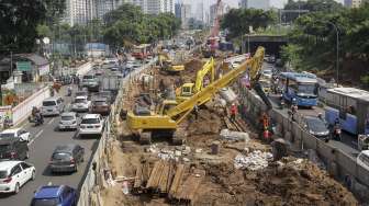 Proyek infrastruktur Light Rail Transit ( LRT) Cawang-Dukuh Atas di Jakarta, Selasa (25/7). 