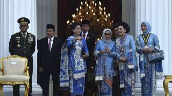 Presiden Joko Widodo bersama Ibu Negara Iriana Joko Widodo, Wakil Presiden Jusuf Kalla, Ibu Mufidah Jusuf Kalla, Panglima TNI Jenderal TNI Gatot Nurmanyo beserta istri Enny Trimurti dan istri Kapolri Jenderal Pol Tito Karnavian Tri Suswati menghadiri upacara Prasetya Perwira di halaman Istana Merdeka, Jakarta, Selasa (25/7).