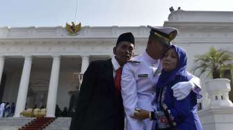 Presiden Joko Widodo bersama Ibu Negara Iriana Joko Widodo, Wakil Presiden Jusuf Kalla, Ibu Mufidah Jusuf Kalla, Panglima TNI Jenderal TNI Gatot Nurmanyo beserta istri Enny Trimurti dan istri Kapolri Jenderal Pol Tito Karnavian Tri Suswati menghadiri upacara Prasetya Perwira di halaman Istana Merdeka, Jakarta, Selasa (25/7).