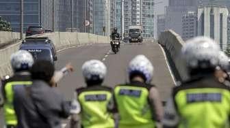 Sejumlah polisi melakukan penindakan kepada pengendara sepeda motor yang melanggar larangan melintas di jalan layang non tol Casablanca, Jakarta Selatan, Rabu (26/7/2017). [Suara.com/Kurniawan Mas'ud]