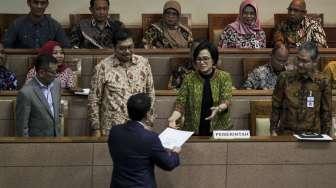 Menteri Keuangan Sri Mulyani menghadiri Rapat Paripurna DPR RI Ke-33 masa persidangan V tahun sidang 2016-2017 di gedung Nusantara II Kompleks Parlemen, Senayan, Jakarta, Kamis (27/7).