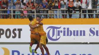 Pemain Sriwijaya FC Alberto Goncalves (kiri) merayakan gol bersama rekan satu timnya Tijani Belaid seusai menjebol gawang Persipura Jayapura dalam lanjutan Liga 1 di Stadion Gelora Sriwijaya Jakabaring (GSJ), Palembang, Minggu (30/7). [Antara]