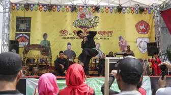 Warga memadati tempat digelarnya festival Condet 2017 di kawasan Condet, Jakarta, Minggu (30/7) [Suara.com/Kurniawan Mas'ud]