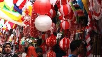 Penjual pernak-pernik Kemerdekaan Republik Indonesia di Pasar Mester, Jatinegara, Jakarta, Selasa (1/8).