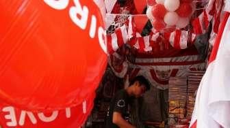 Penjual pernak-pernik Kemerdekaan Republik Indonesia di Pasar Mester, Jatinegara, Jakarta, Selasa (1/8).