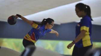 Sejumlah atlet boling mengikuti latihan pelatnas boling di Arena Boling Ancol, Jakarta, Selasa (1/8).