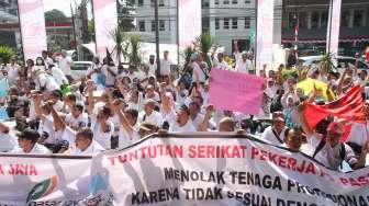 Sejumlah karyawan PD Pasar Jaya melakukan aksi di depan kantor PD Pasar Jaya, Cikini, Jakarta, Rabu (2/8).