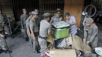 Petugas Satpol PP melakukan penertiban pedagang kaki lima yang berjualan di trotoar jalan kawasan Jatinegara, Jakarta, Rabu (2/8).