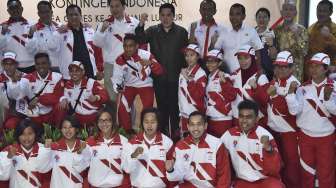 Upacara pengukuhan kontingen Indonesia untuk SEA Games XXIX di Kuala Lumpur, Malaysia, di Wisma Kemenpora, Senayan, Jakarta, Rabu (2/8).