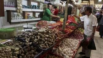 Pedagang kebutuhan bahan pokok di Pasar Jambul, Jakarta, Kamis (3/8).