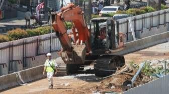 Proyek pembangunan LRT Cawang-Dukuh Atas, di kawasan Kuningan, Jakarta, Kamis (3/8).