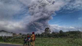 Gunung Sinabung Erupsi, Warga Ramai-ramai Jauhi Zona Merah