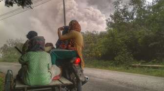 Gunung Sinabung menyemburkan material vulkanik saat erupsi, di Karo, Sumatera Utara, Rabu (2/8).