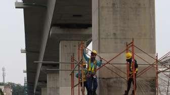 Pekerja menyelesaikan proyek pembangunan MRT, jalur Lebak Bulus-Fatmawati Pasar Blok A, Jakarta, Jumat (4/8).