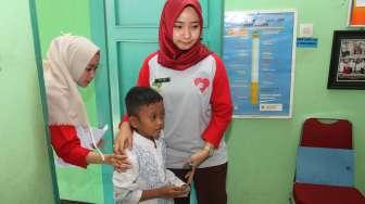 Dinas Kesehatan Menteng memberikan imunisasi Measleas Rubella (MR) kepada sejumlah murid Sekolah Dasar (SD) di SDN Menteng 02, Jakarta, Jumat (4/8).