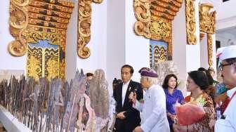 Jokowi Kaget Ada Lukisannya Tengah Minum Jamu di Museum Nyoman