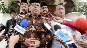 Sekjen PDIP Hasto Kristiyanto bersama sayap partai bidang keagamaan PDIP Baitul Muslimin Indonesia (Bamusi) menyambangi kediaman Wakil Presiden RI ke-9 Hamzah Haz, di Jakarta, Sabtu (5/8).