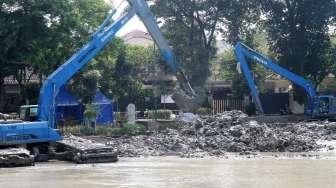 Pengerukan lumpur yang mengendap di Taman Situ Lembang, Jakarta, Sabtu (5/8).