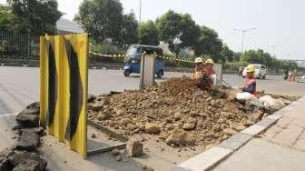 Proyek manhole utilitas di kawasan Matraman Raya, Jakarta, Sabtu (5/8).