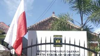 Bendera Merah Putih Dipasang Terbalik, PKS Minta Maaf