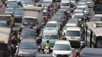 Suasana kemacetan di sepanjang ruas jalan tol dalam kota MT Haryono, Cawang, Jakarta, Senin (7/8/2017), di mana sementara itu BPS mencatat adanya penurunan daya beli otomotif pada semester I-2017. [Suara.com/Kurniawan Mas'ud]