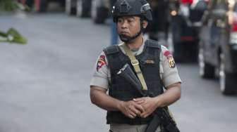 Anggota Brimob berjaga di depan hotel setelah terjadinya penyerangan terhadap anggota Brimob yang bertugas di kawasan Hotel Ayana, Jimbaran, Bali, Selasa (8/8).