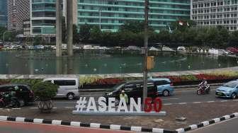 Petugas pertamanan membersihkan Landmark ASEAN50 yang baru terpasang di Bundaran HI, Jakarta, Selasa (8/8).