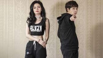 Duo DJ Mita The Virgin dan DJ Citra yang tergabung dalam duo Black Champagne saat sesi pemotretan di Jakarta, Selasa (8/8)