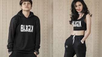 Duo DJ Mita The Virgin dan DJ Citra yang tergabung dalam duo Black Champagne saat sesi pemotretan di Jakarta, Selasa (8/8)