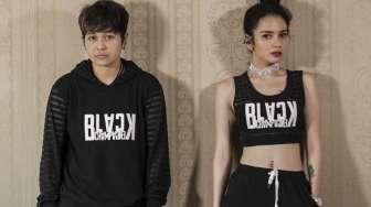 Duo DJ Mita The Virgin dan DJ Citra yang tergabung dalam duo Black Champagne saat sesi pemotretan di Jakarta, Selasa (8/8)