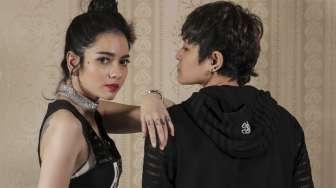 Duo DJ Mita The Virgin dan DJ Citra yang tergabung dalam duo Black Champagne saat sesi pemotretan di Jakarta, Selasa (8/8)