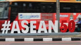 Petugas pertamanan membersihkan Landmark ASEAN50 yang baru terpasang di Bundaran HI, Jakarta, Selasa (8/8).