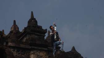 Dikecam, Pemuda Ini Panjat Candi Borobudur Cuma untuk Selfie