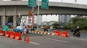 Sejumlah kendaraan melintas di Simpang Susun Semanggi di Jakarta, Rabu (9/8).