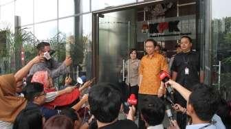 Mantan Ketua DPR Marzuki Alie menjalani pemeriksaan di gedung KPK, Jakarta, Rabu (9/8).