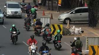 Sejumlah pemotor nekat melawan arah saat melintas di kawasan Matraman, Jakarta, Rabu (9/8).