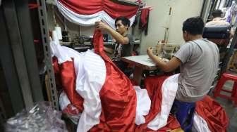 Penjahit bendera dan umbul-umbul di pasar Senen, Jakarta, Rabu (9/8).