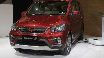 Produsen otomotif pendatang baru asal Cina, Wuling Motors merilis varian baru tipe Confero S di Gaikindo Indonesia International Auto Show (GIIAS) 2017, ICE, BSD City, Tangerang, Banten, Kamis (10/8).