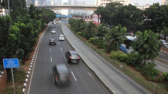 Sejumlah kendaraan melintas di Jalan Sudirman, Jakarta, Kamis (10/8).