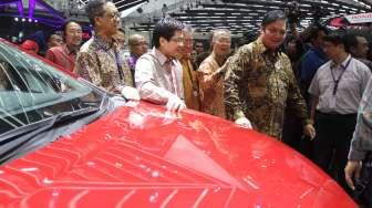 Menteri Perindustrian, Airlangga Hartarto secara resmi membuka Pameran otomotif berskala internasional, Gaikindo Indonesia International Auto Show (GIIAS) 2017 di Indonesia Convention Exhibition (ICE) BSD, Tangerang, Banten, Kamis (10/8).