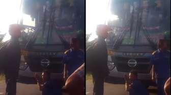 Sopir Bus Bersimpuh Minta Maaf saat Dimarahi Anggota TNI