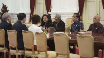 Presiden Joko Widodo didampingi Wakil Menteri Luar Negeri Abdurrahman Mohammad Fachir menerima Wakil Perdana Menteri Singapura Teo Chee Hean di Istana Merdeka, Jakarta, Jumat (11/8).